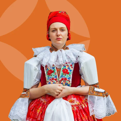 Žena v sviatočnom ženskom folklórnom kroji z Uherskoostrožského regiónu, detail predného pohľadu
