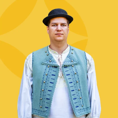 Muž v obyčajnom folklórnom kroji z Piešťanského regiónu