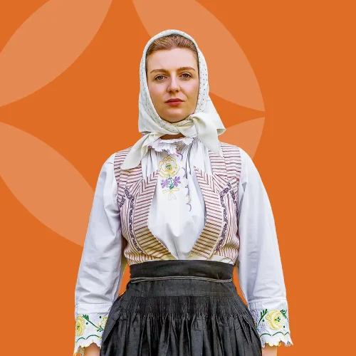 Žena v obyčajnom ženskom ľudovom kroji z Piešťanska, predný pohľad