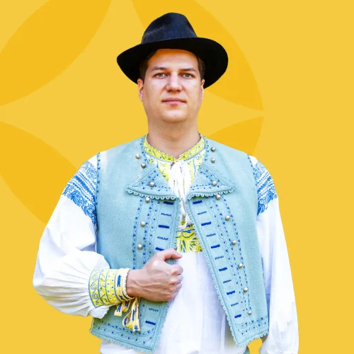 Muž vo sviatočnom folklórnom kroji z Piešťanského regiónu