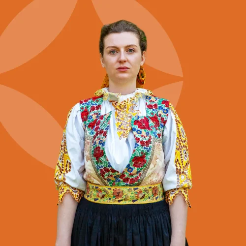 Žena v sviatočnom ženskom folklórnom kroji z Piešťanska, detail predného pohľadu