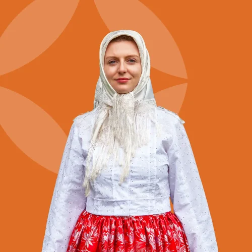 Žena v obyčajnom ženskom ľudovom kroji z Piešťanského regiónu, predný pohľad