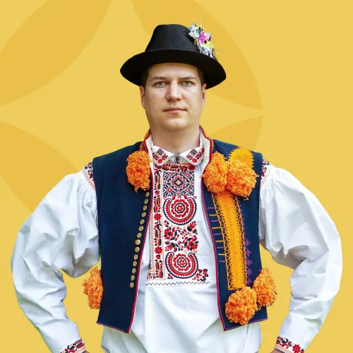 Muž v sviatočnom folklórnom kroji z Uherskoostrožského regiónu