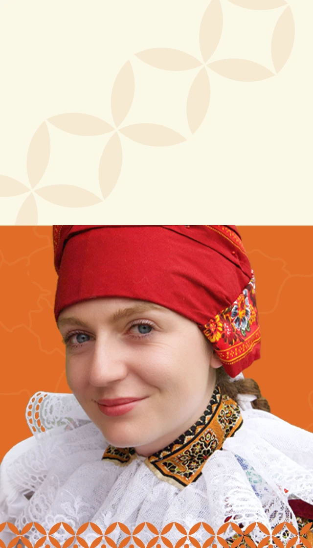 Ženy v tradičnom kroji – banner projektu Cesta Kroja zameraného na cezhraničnú spoluprácu Slovenska a Moravy